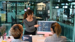 Software Development: Pengertian, Manfaat, Proses, Jenis, dan Contohnya
